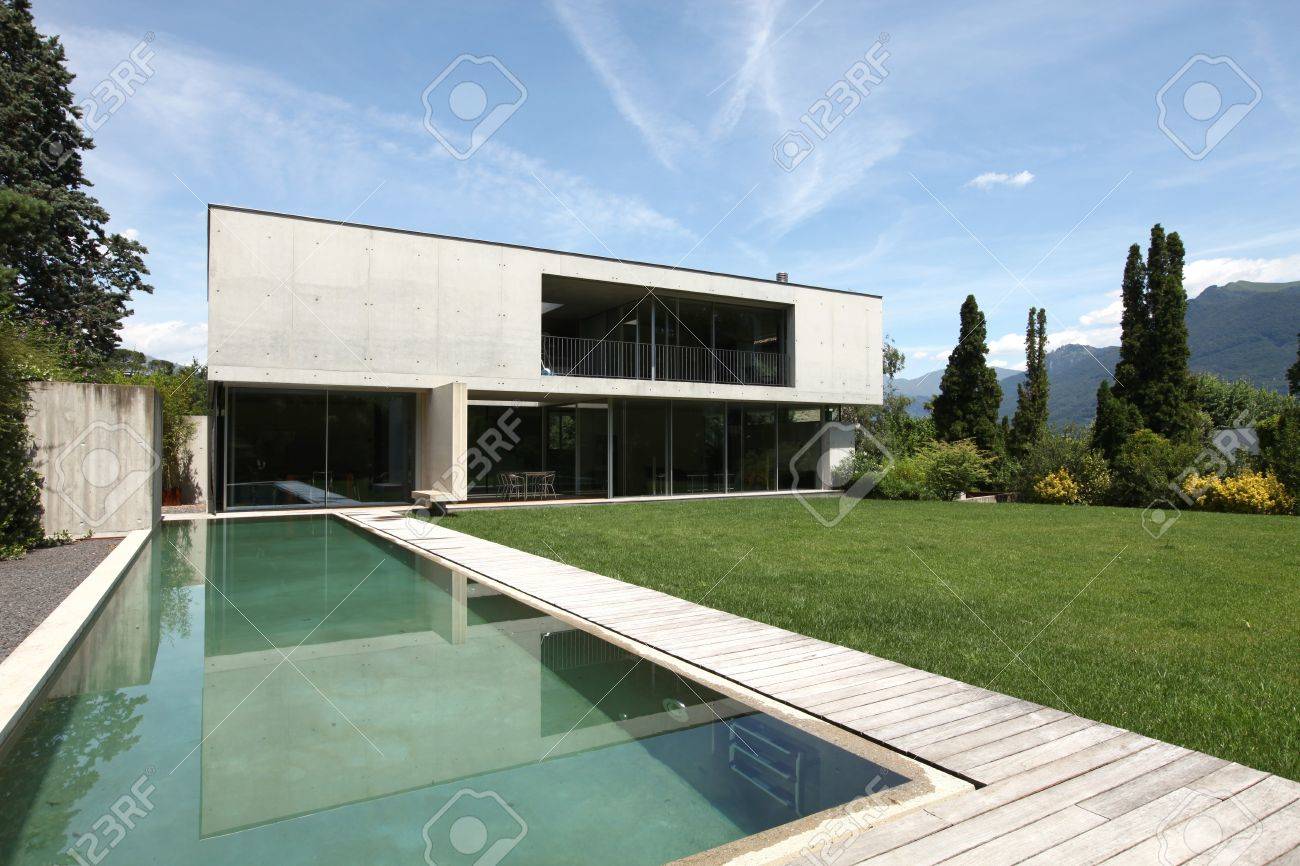 Modernes haus mit pool und garten lizenzfreie fotos bilder und best garten ideen