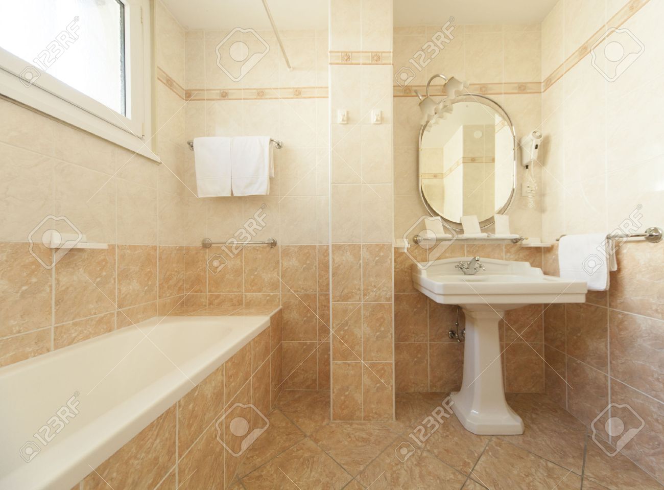archivio fotografico bagno con piastrelle beige e decorazioni