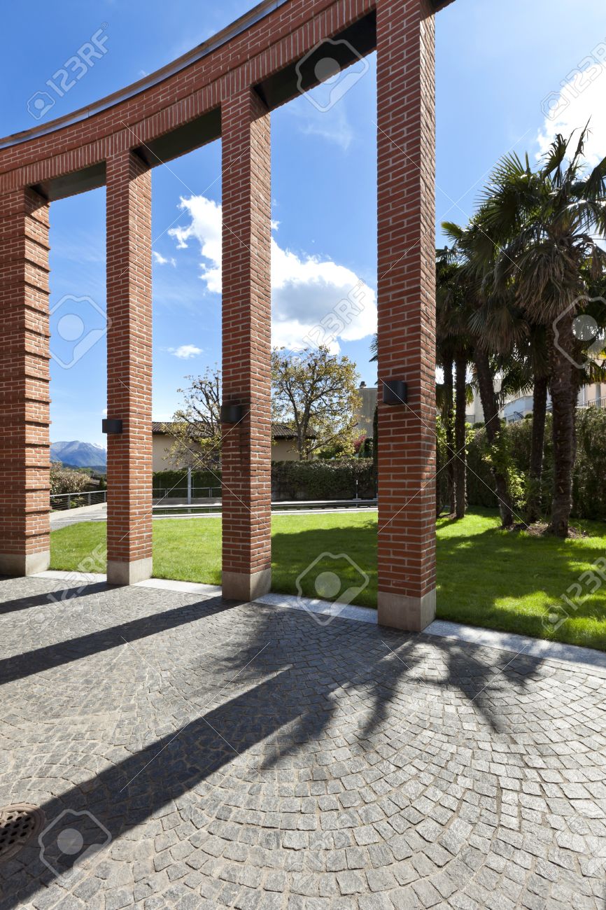 Moderne Ziegel Haus Terrasse Mit Saulen Lizenzfreie Fotos Bilder