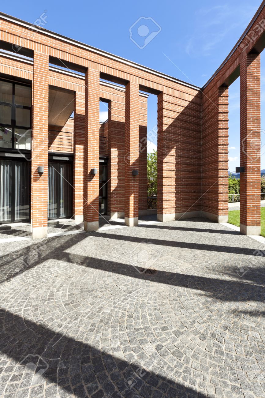 Moderne Ziegel Haus Terrasse Mit Saulen Lizenzfreie Fotos Bilder