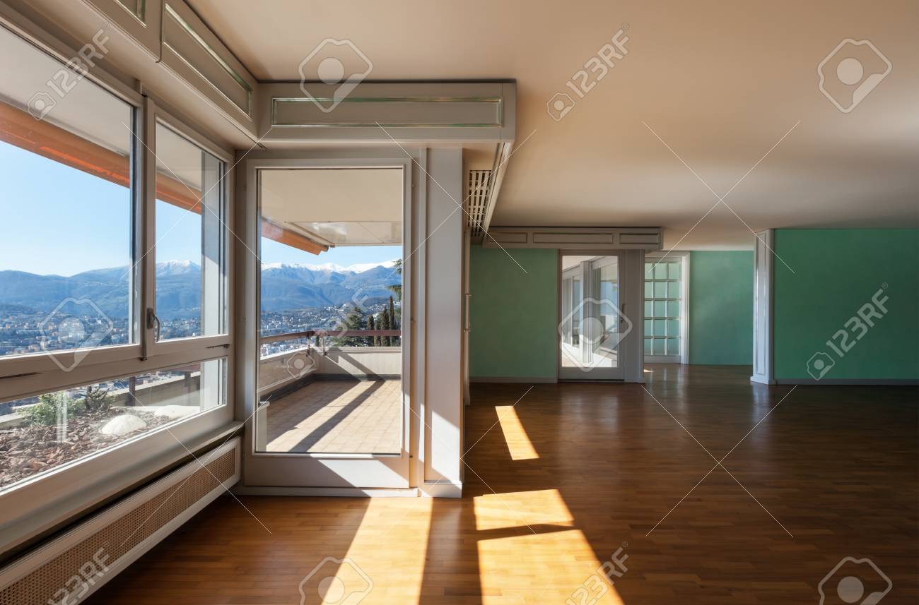 スタイル クラシック 広い部屋でインテリア 空アパート の写真素材 画像素材 Image