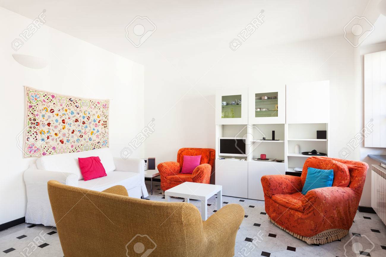 Interieur Komfortable Kleine Wohnung Wohnzimmer Lizenzfreie Fotos Bilder Und Stock Fotografie Image 27121538