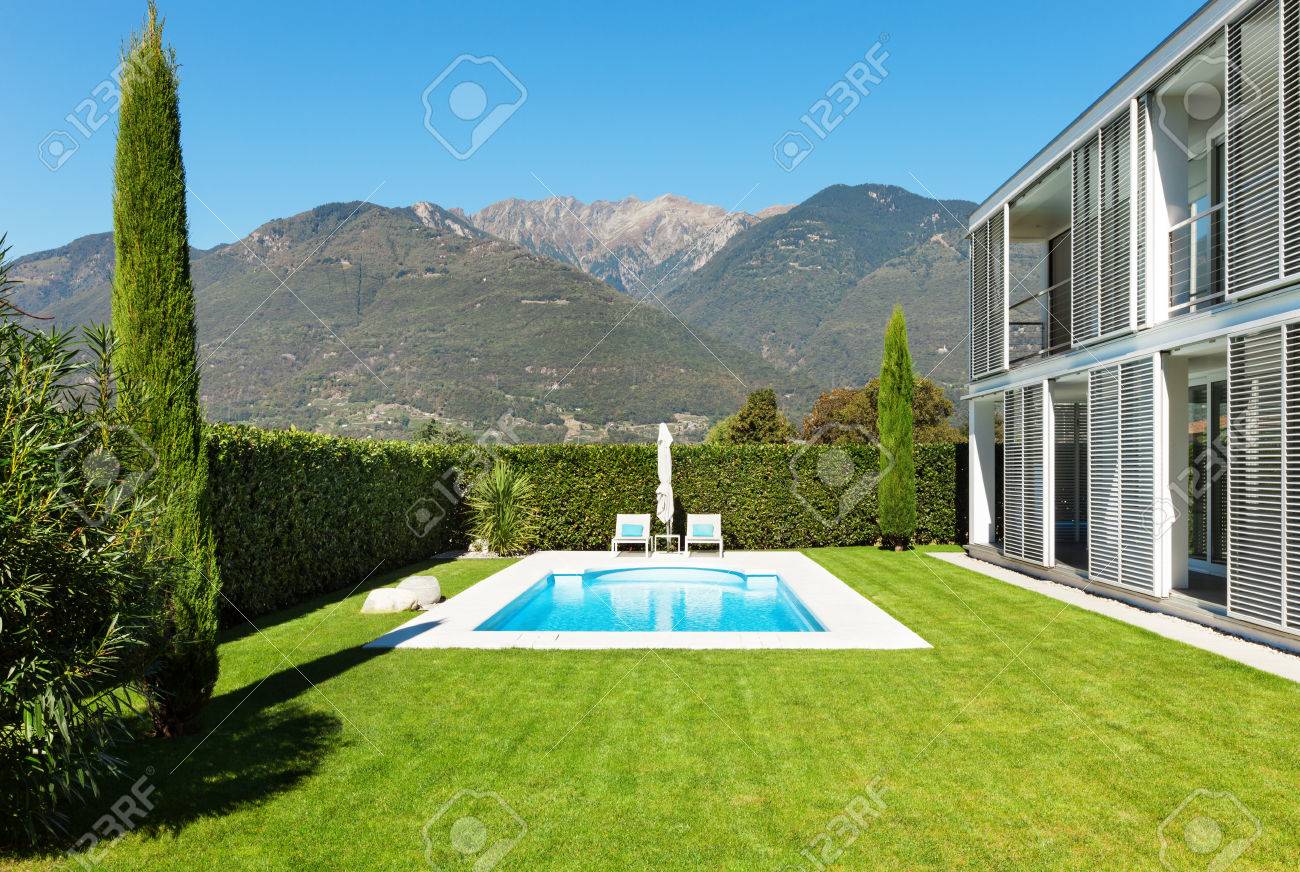 Moderne villa mit pool blick aus dem garten lizenzfreie bilder 28487738