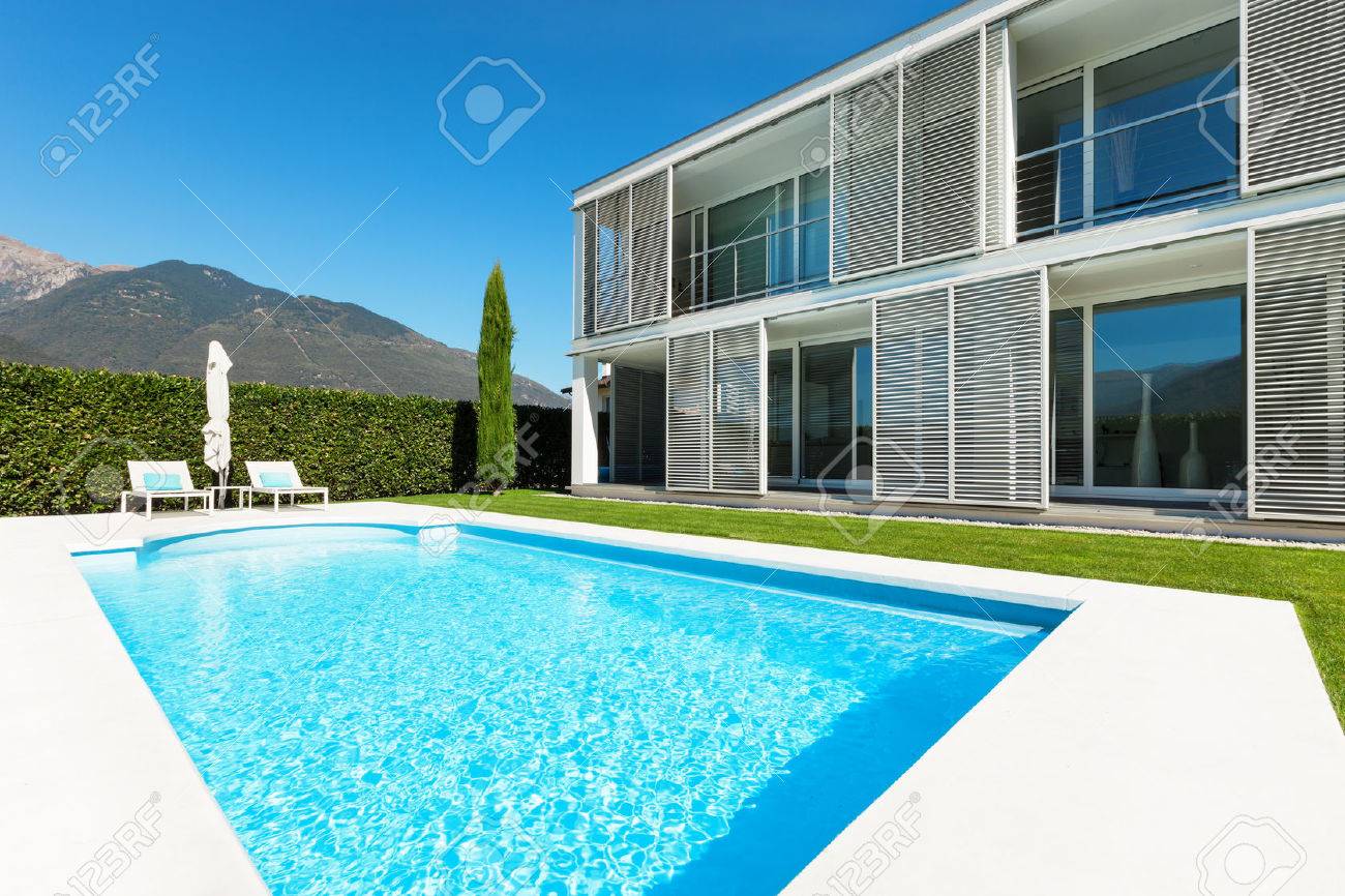 Villa moderna con piscina, vista dal giardino foto royalty free ... Giardino Villa disegno