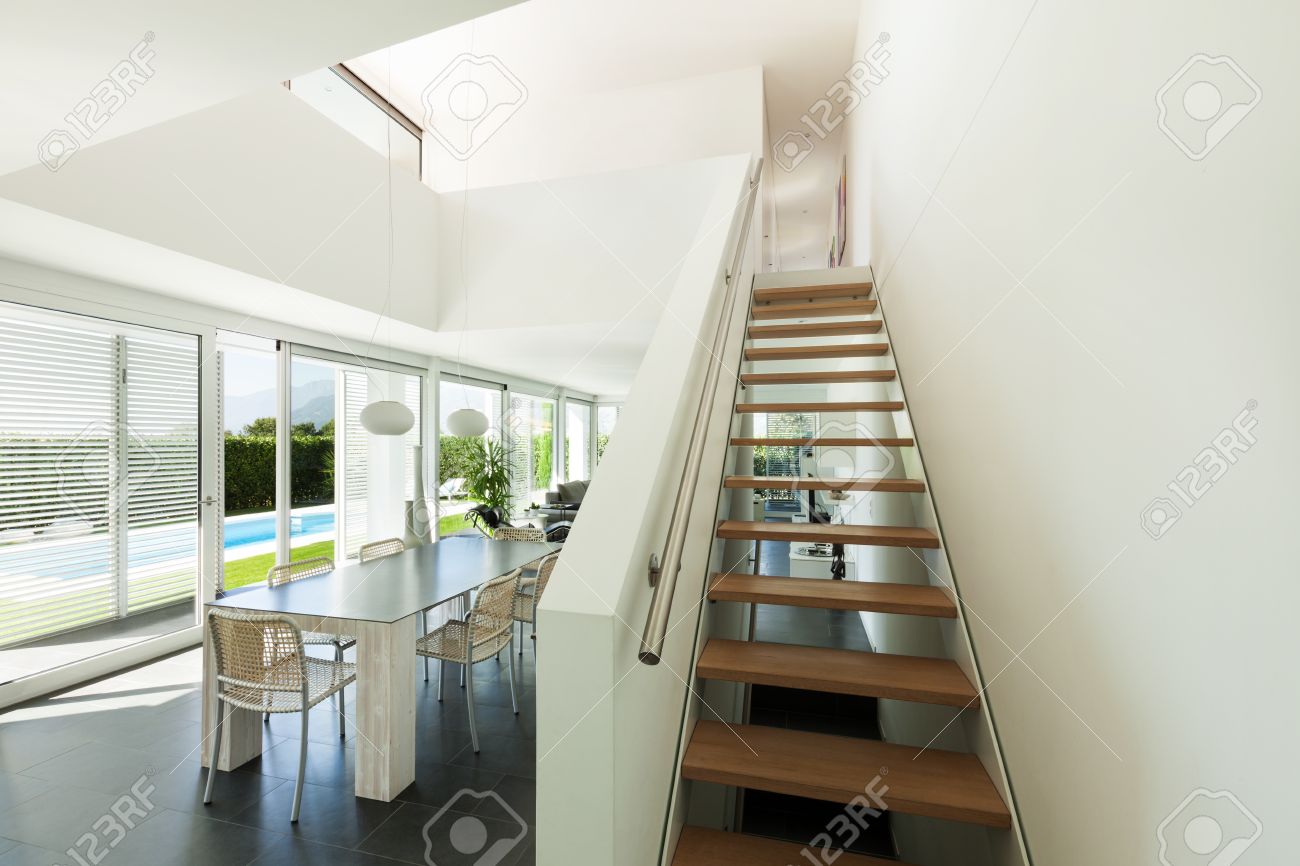 Moderne villa inneneinrichtung treppenhaus ansicht lizenzfreie bilder 28488863