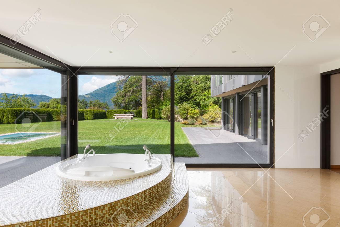 ジャグジー付きの部屋 庭を見下ろす窓 の写真素材 画像素材 Image