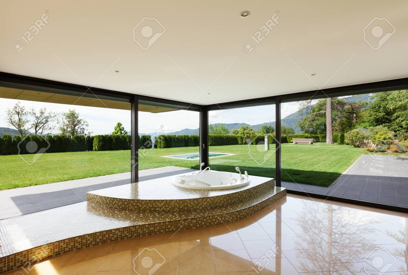 ジャグジー付きの部屋 庭を見下ろす窓 の写真素材 画像素材 Image