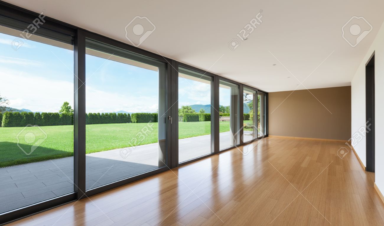 インテリアのモダンなヴィラで 大きな窓のある広いリビング ルーム の写真素材 画像素材 Image