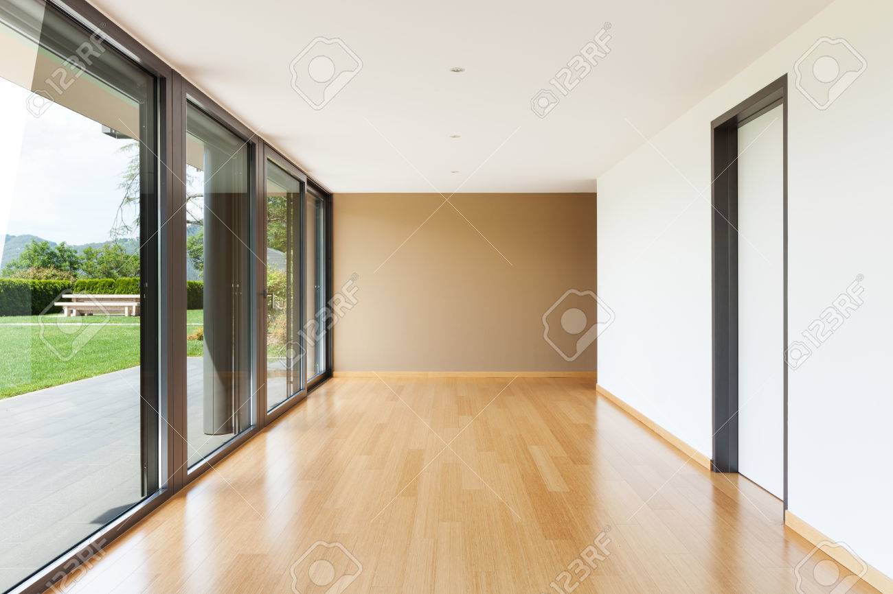 Innen Moderne Villa Grosses Wohnzimmer Mit Grossen Fenstern Lizenzfreie Fotos Bilder Und Stock Fotografie Image 33238517