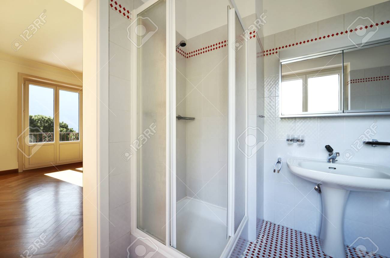 Cuarto De Baño Interior, Piso De Baldosas Fotos, Retratos, Imágenes ... Cuarto De Baño Interior, Piso De Baldosas Fotos, Retratos, Imágenes ...