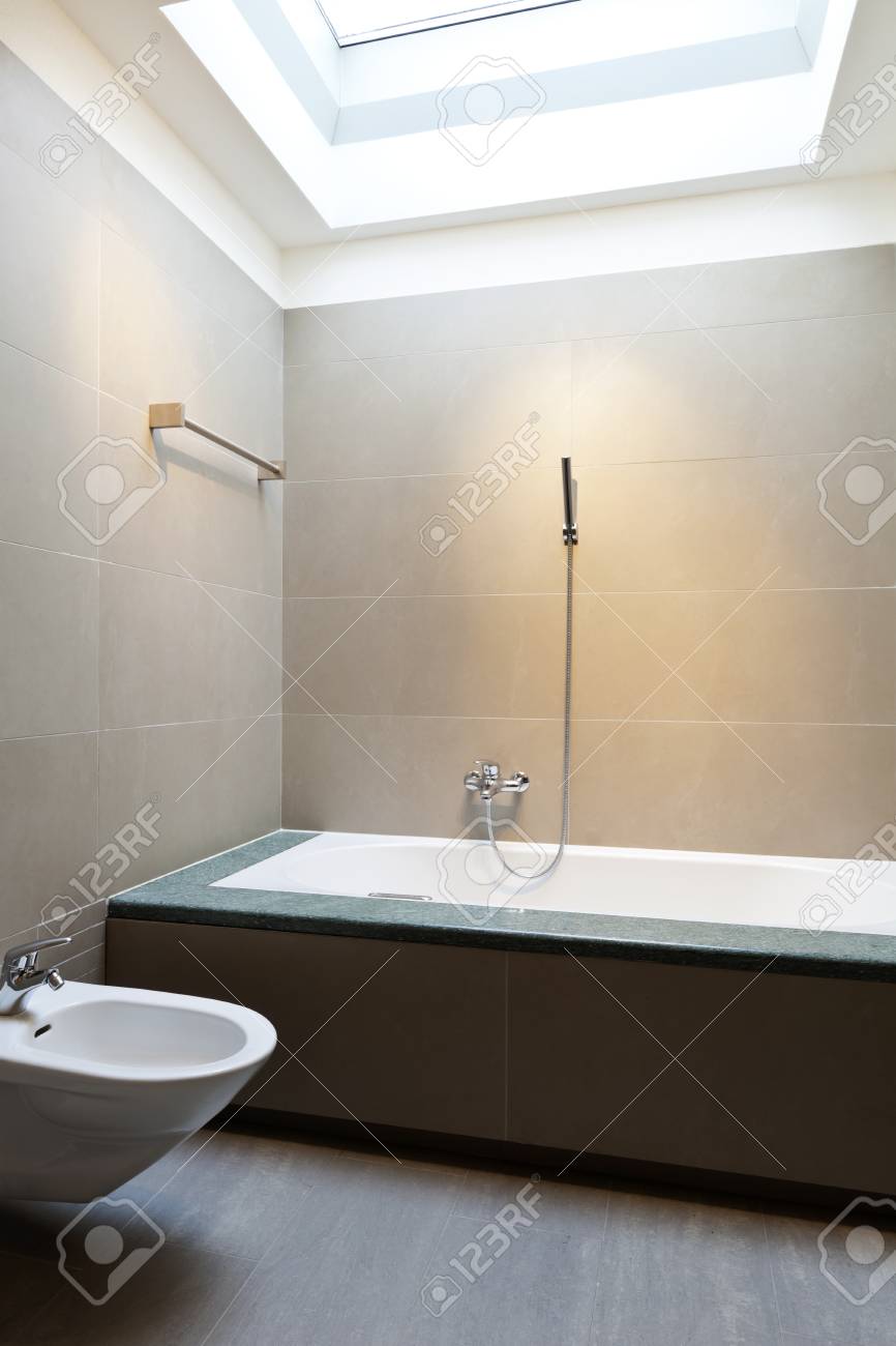 Schone Wohnung Innenraum Badezimmer In Naturstein Verkleidet Lizenzfreie Fotos Bilder Und Stock Fotografie Image 35430810