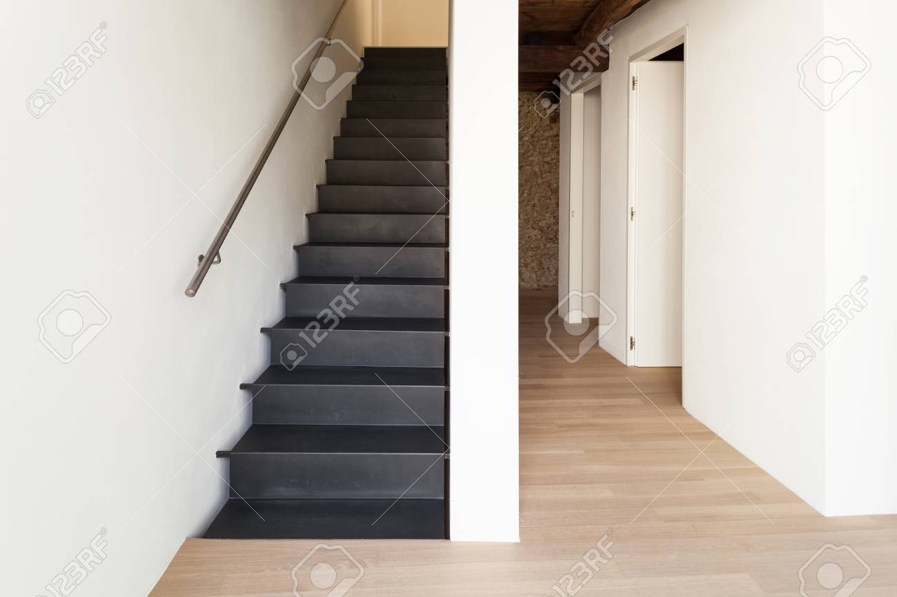 Schone Moderne Dachboden Blick Auf Die Treppe Lizenzfreie Fotos Bilder Und Stock Fotografie Image 35408520