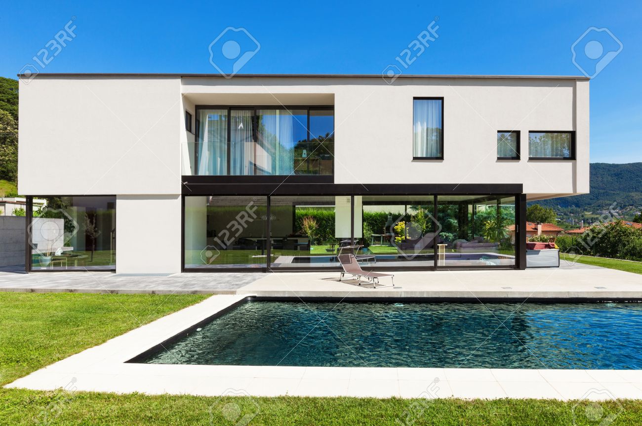 Moderne villa mit pool blick aus dem garten lizenzfreie fotos garten und bauen