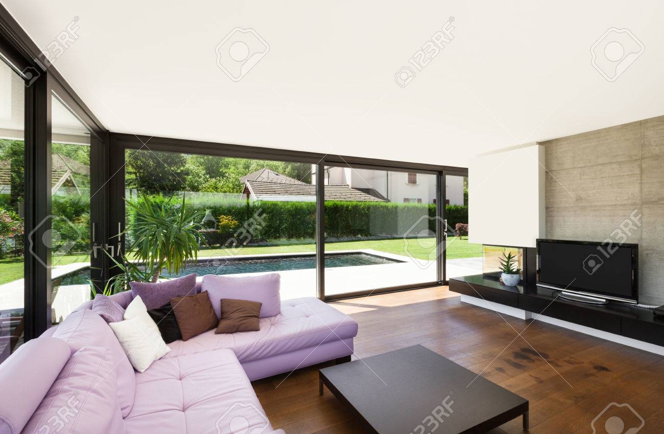 モダンなヴィラ インテリア 広いリビング ルームとピンク ディバン の写真素材 画像素材 Image