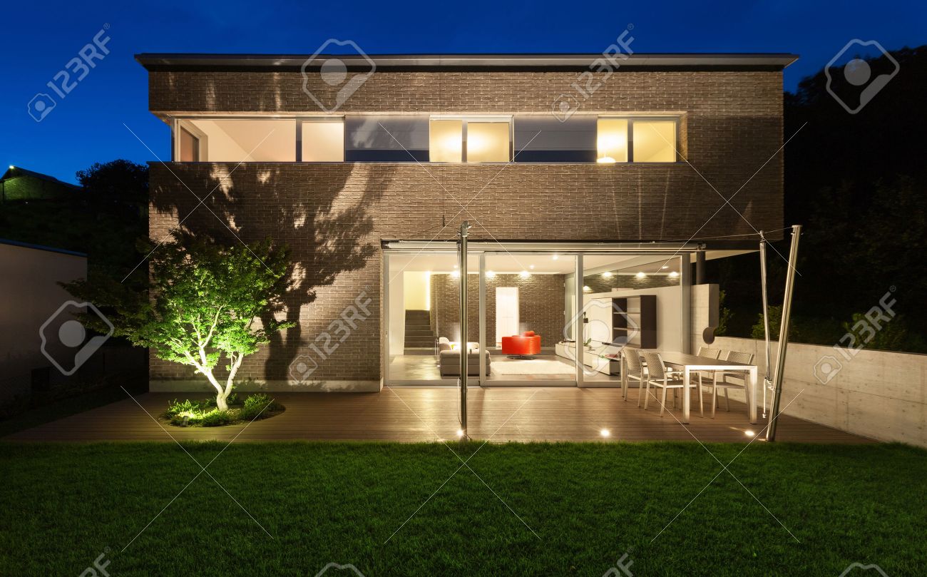 Architektur modernes design schönes haus nachtaufnahme lizenzfreie bilder 38293961