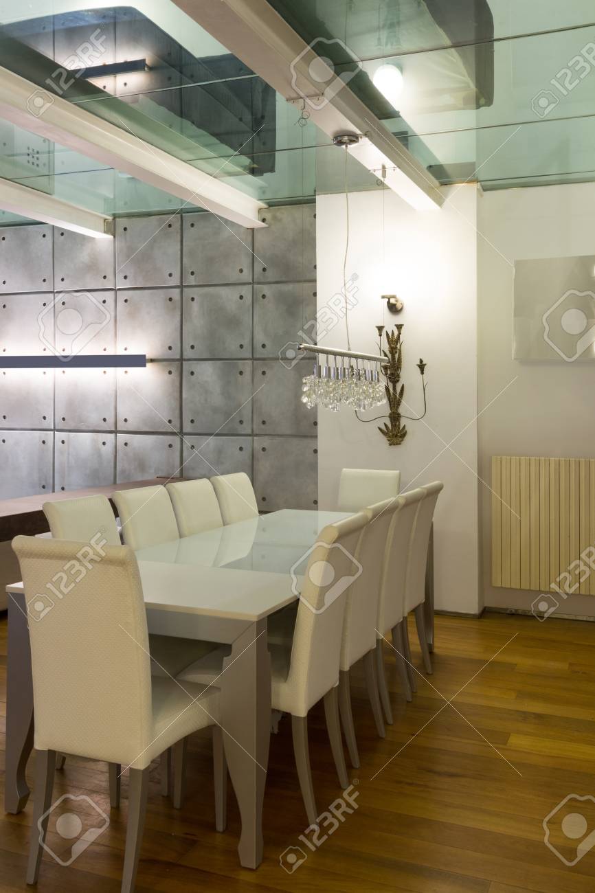 Ampio Loft Con Arredamento Moderno In Sala Da Pranzo Foto Royalty ... Ampio Loft Con Arredamento Moderno In Sala Da Pranzo Foto Royalty ...