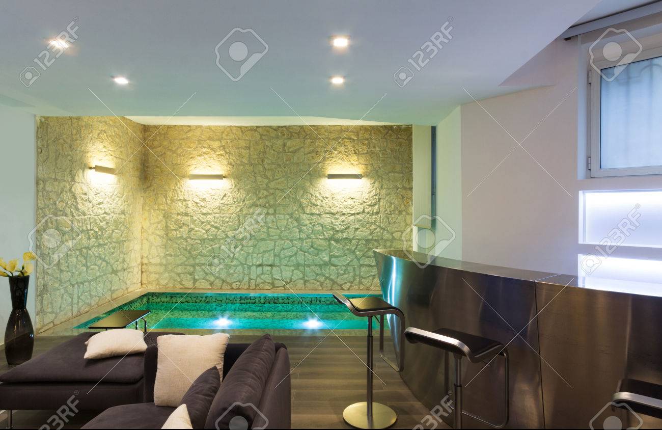 Große Galerie Mit Whirlpool Im Wohnzimmer Lizenzfreie Fotos, Bilder ... Große Galerie Mit Whirlpool Im Wohnzimmer Lizenzfreie Fotos, Bilder ...