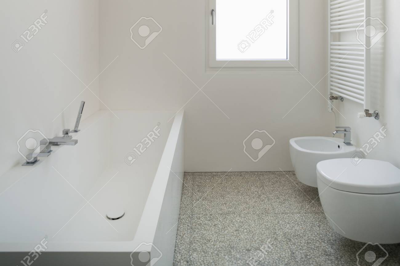 Interior De La Casa Moderna, Cuarto De Baño Blanco, Vista Bañera ... Interior De La Casa Moderna, Cuarto De Baño Blanco, Vista Bañera ...