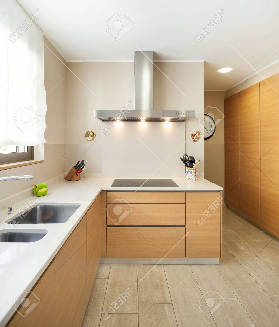 Intérieur D\'un Appartement Moderne Meublé, Grande Cuisine Domestique ... Intérieur D\'un Appartement Moderne Meublé, Grande Cuisine Domestique ...