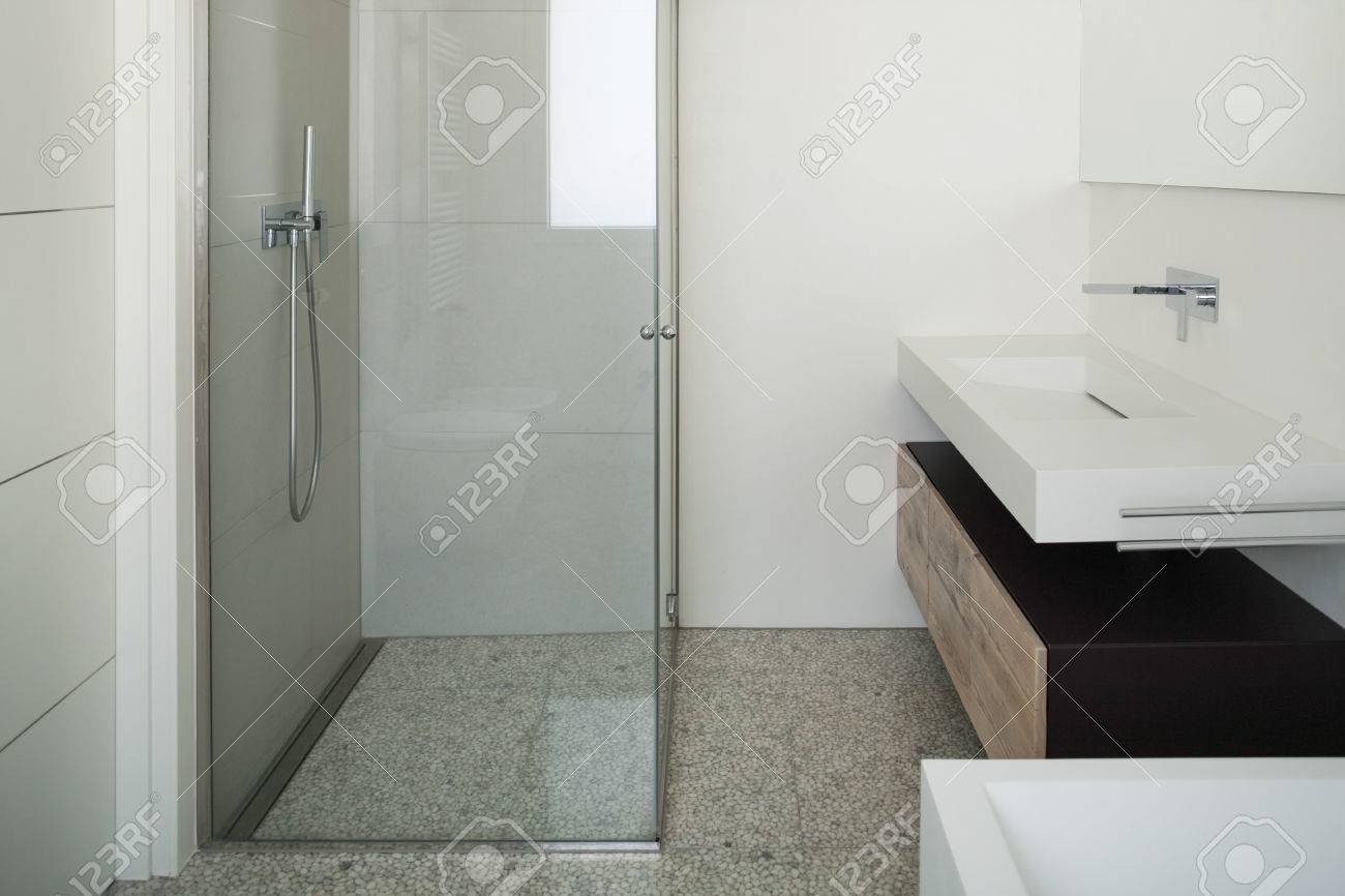 Interior De La Casa Moderna, Cuarto De Baño Blanco Con Ducha Fotos ... Interior De La Casa Moderna, Cuarto De Baño Blanco Con Ducha Fotos ...