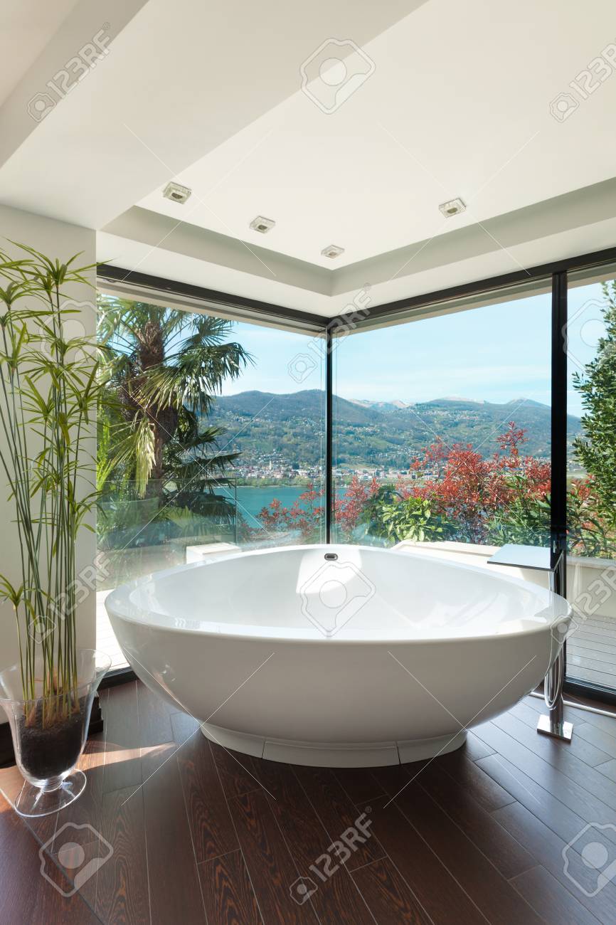 Casa Moderna, Precioso Cuarto De Baño, Bañera Y Ventanas Fotos ... Casa Moderna, Precioso Cuarto De Baño, Bañera Y Ventanas Fotos ...