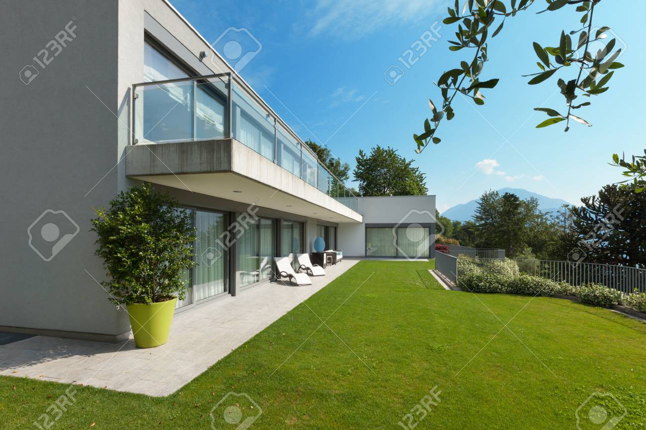 Architektur Moderne Weisse Haus Mit Garten Im Freien Lizenzfreie