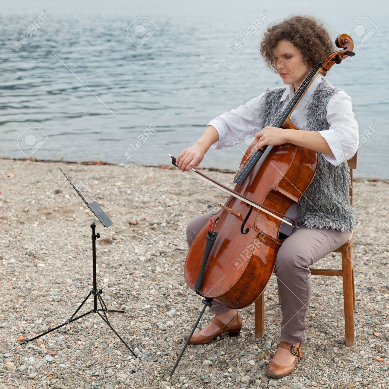 チェロを弾く女の人