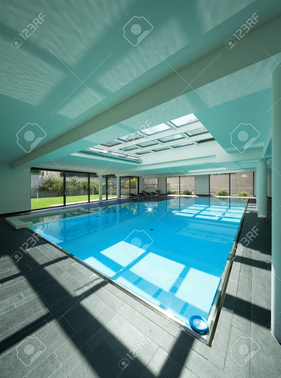 Hallenbad Von Einem Modernen Haus Mit Wellness Lizenzfreie Fotos