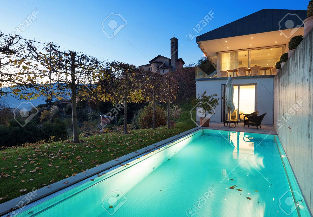 Schönes Modernes Haus In Der Nacht, Schwimmbad Lizenzfreie Fotos ... Schönes Modernes Haus In Der Nacht, Schwimmbad Lizenzfreie Fotos ...