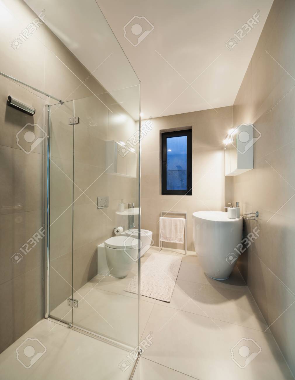Interni, bagno di una casa moderna foto royalty free, immagini ... Casa moderna interni