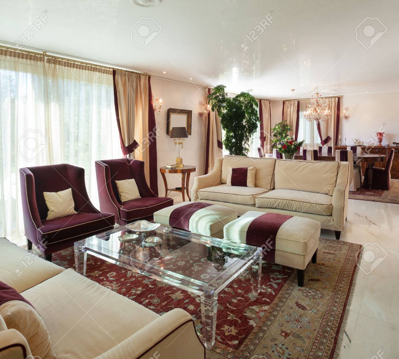 Komfortables Wohnzimmer Eines Hauses, Klassisches Design Möbel ... Komfortables Wohnzimmer Eines Hauses, Klassisches Design Möbel ...