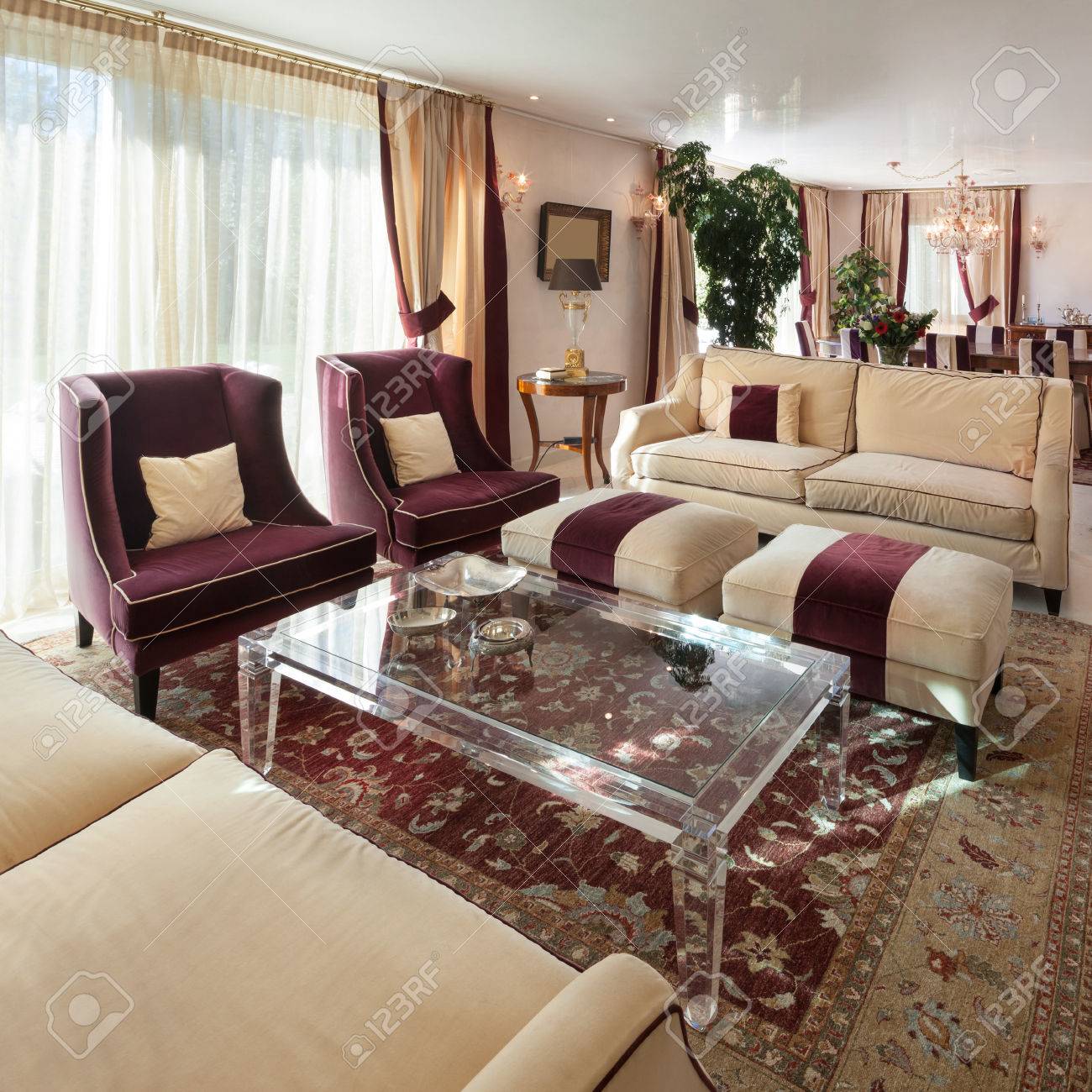 Komfortables Wohnzimmer Eines Hauses, Klassisches Design Möbel ... Komfortables Wohnzimmer Eines Hauses, Klassisches Design Möbel ...