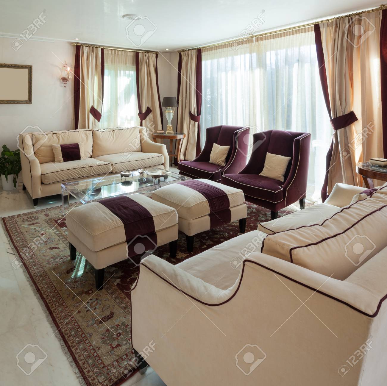 Komfortables Wohnzimmer Eines Hauses, Klassisches Design Möbel ... Komfortables Wohnzimmer Eines Hauses, Klassisches Design Möbel ...