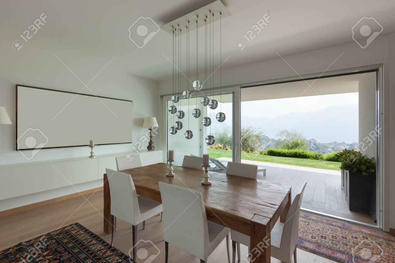 Interieurs De Maison Neuve Salle A Manger Avec Table Ancienne En