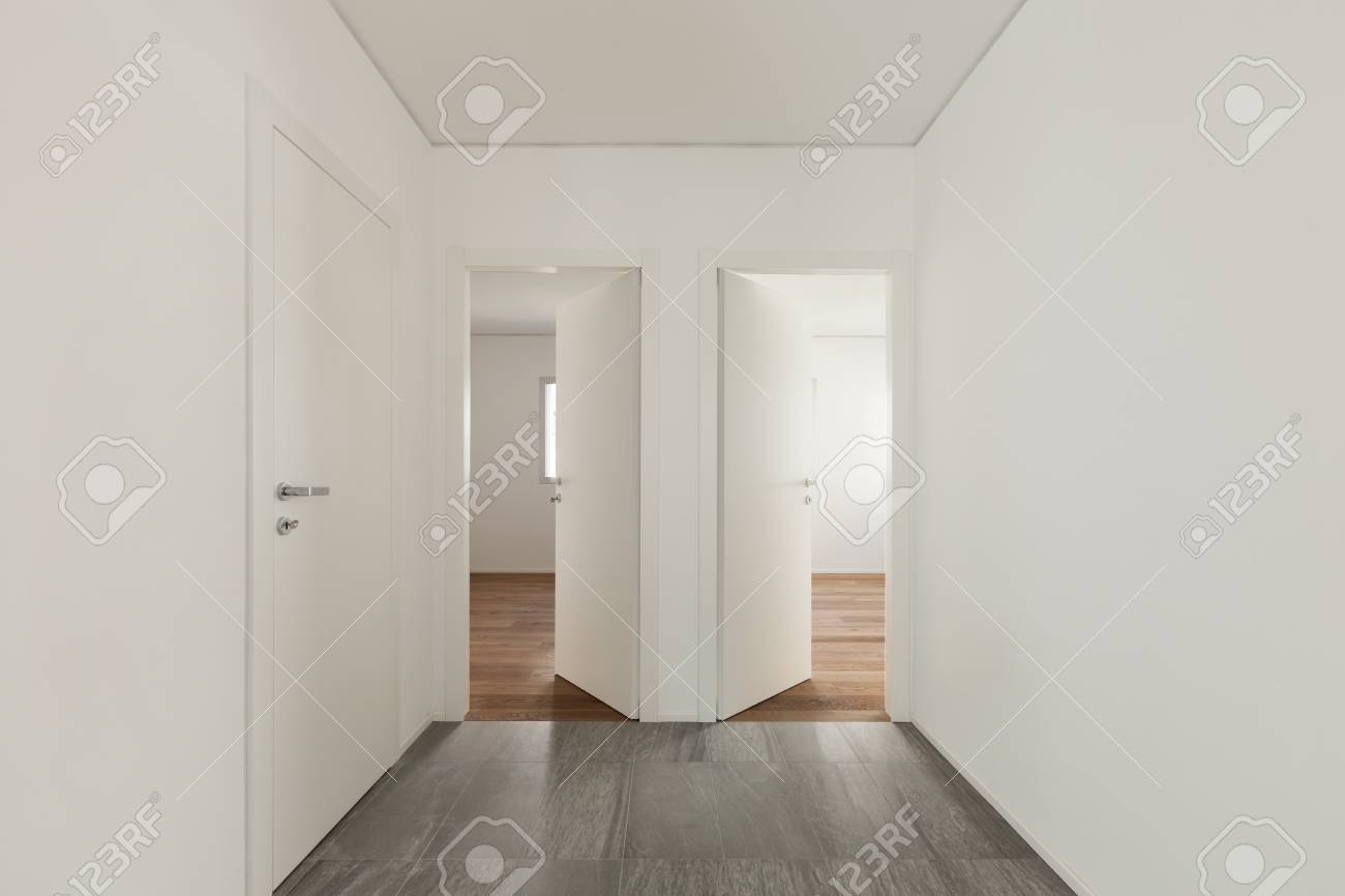 Intérieur D\'un Appartement Vide, Couloir Avec Trois Portes Banque D ... Intérieur D\'un Appartement Vide, Couloir Avec Trois Portes Banque D ...