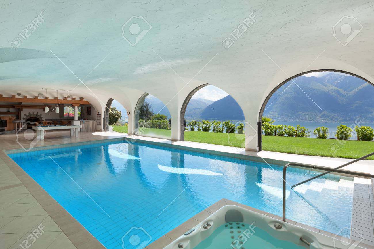 Architecture Villa De Luxe Avec Piscine Intérieure Banque Dimages