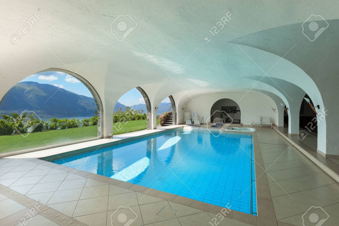 Villa De Luxe Avec Piscine Intérieure Des Fenêtres En Arc Banque D