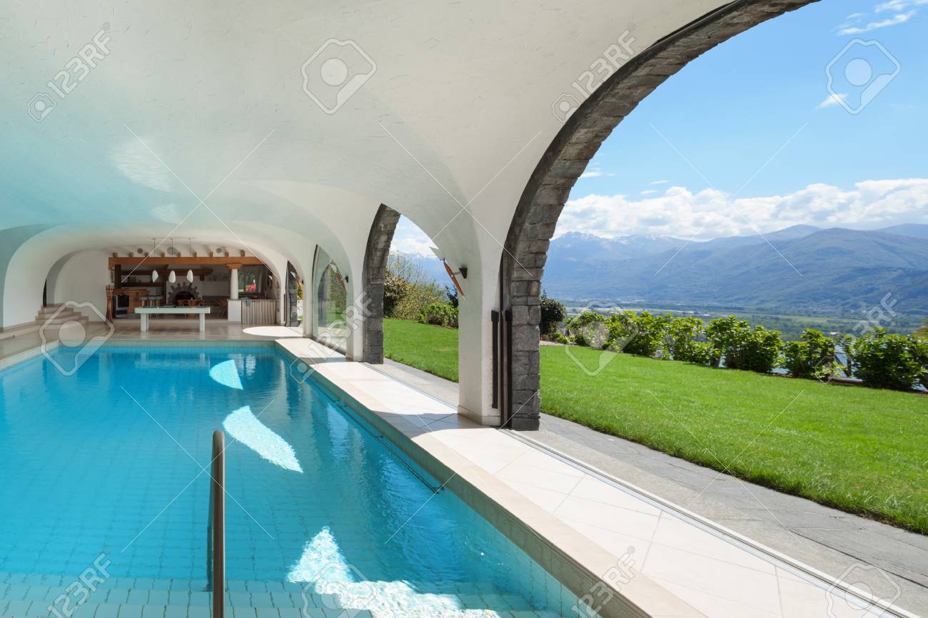 Villa De Luxe Avec Piscine Intérieure Jardin Verdoyant Banque D