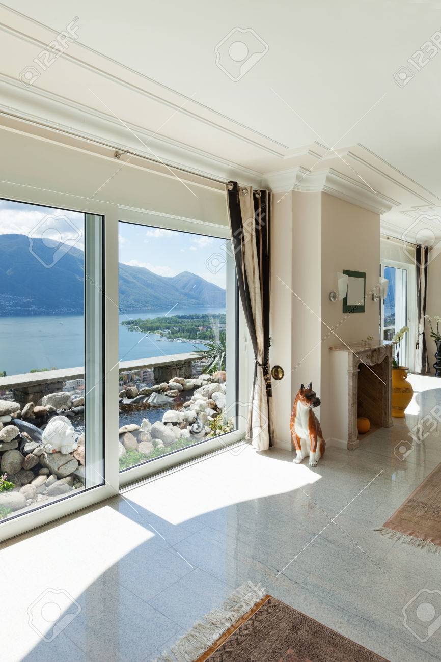 Wohnzimmer In Luxus-Haus, Mit Blick Auf Große Fenster Auf Den See ... Wohnzimmer In Luxus-Haus, Mit Blick Auf Große Fenster Auf Den See ...