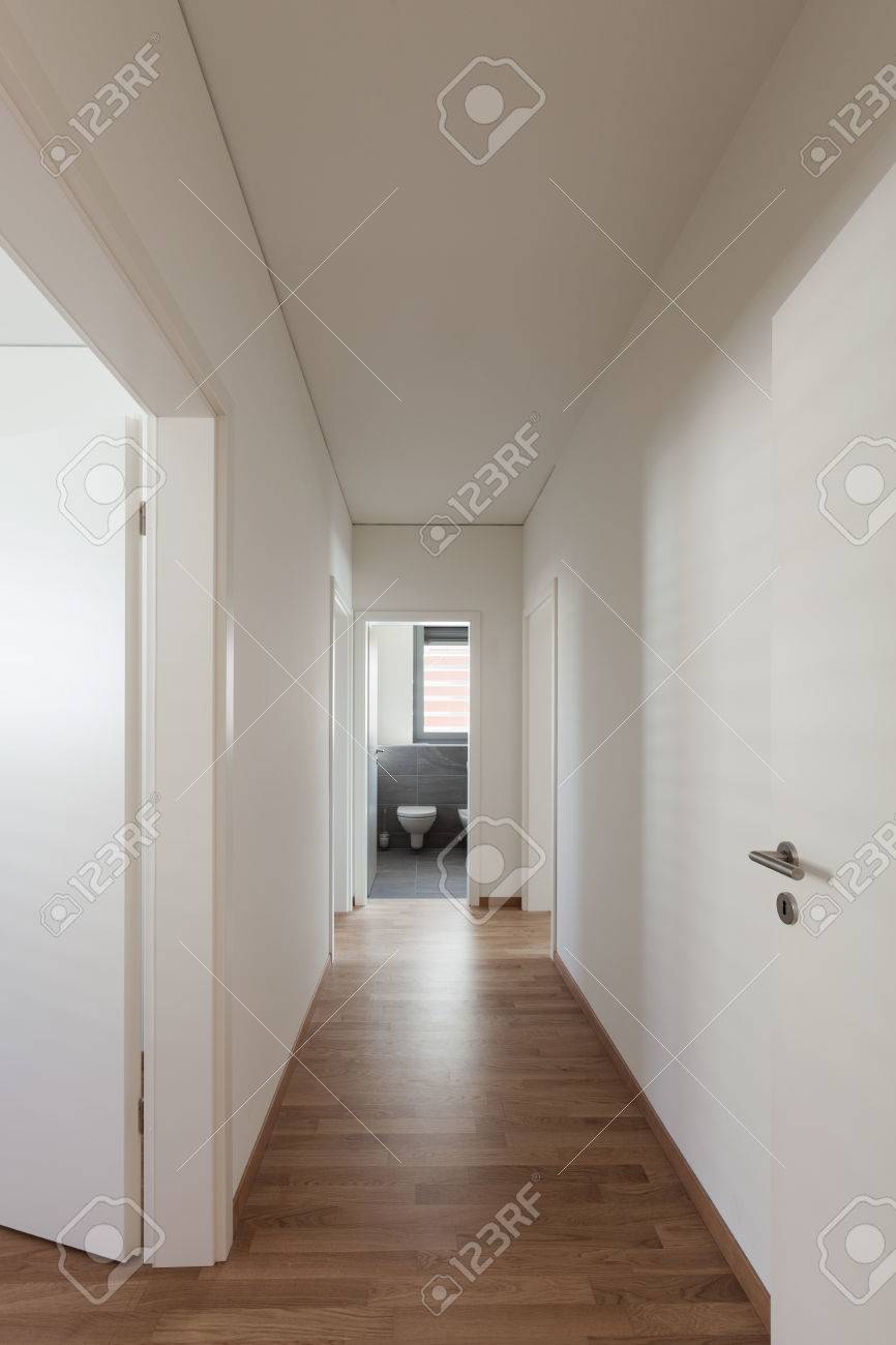 Intérieur, Couloir Dans Appartement Vide, Parquet Banque D\'Images Et ... Intérieur, Couloir Dans Appartement Vide, Parquet Banque D\'Images Et ...
