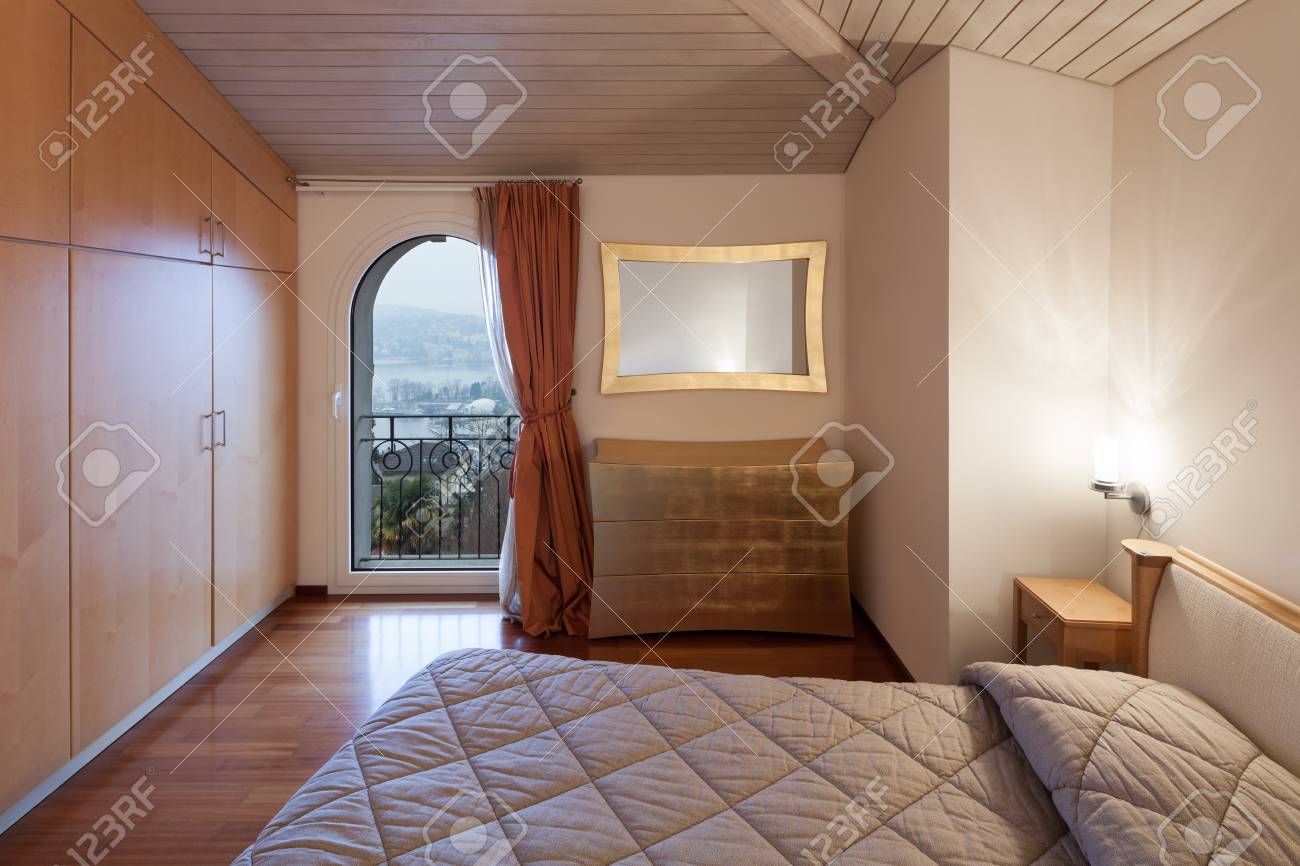 Camera Da Letto Con Trapunta Comodo Sul Letto, Le Pareti Bianche E ... Camera Da Letto Con Trapunta Comodo Sul Letto, Le Pareti Bianche E ...