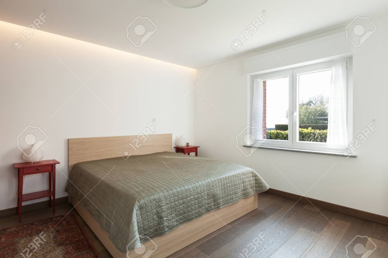 Appartamento Interno, Camera Da Letto Semplice Con Pavimento In ... Appartamento Interno, Camera Da Letto Semplice Con Pavimento In ...