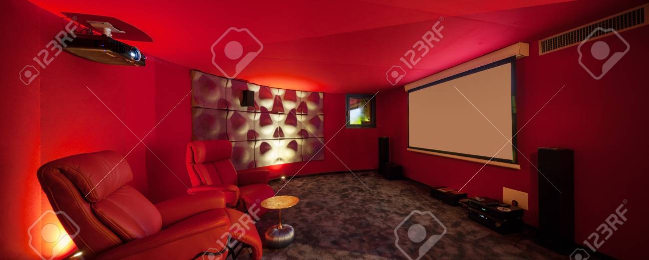 個人の家 赤い壁に映画の部屋 の写真素材 画像素材 Image