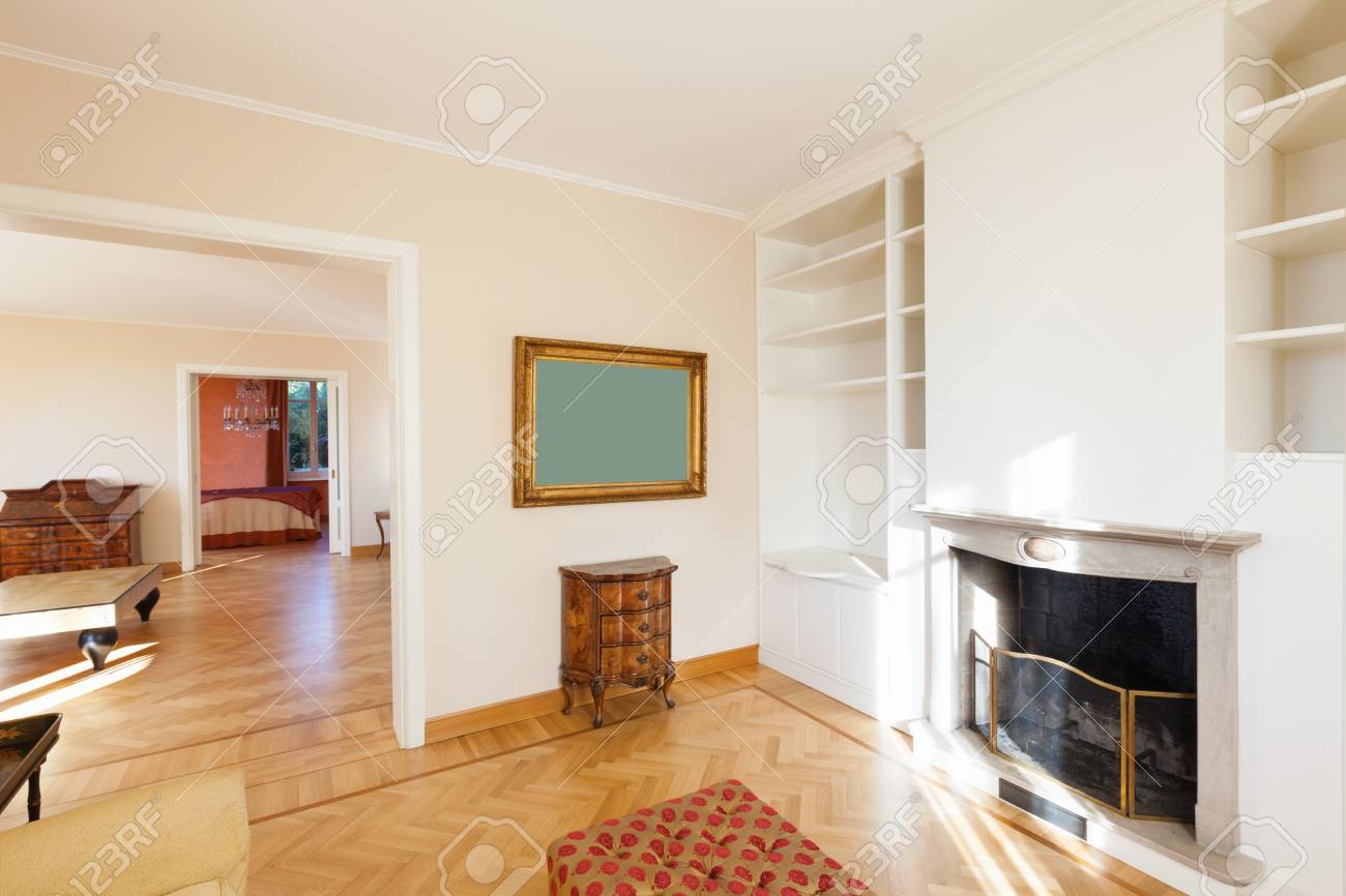 窓と暖炉が備わった小さなリビングルーム の写真素材 画像素材 Image