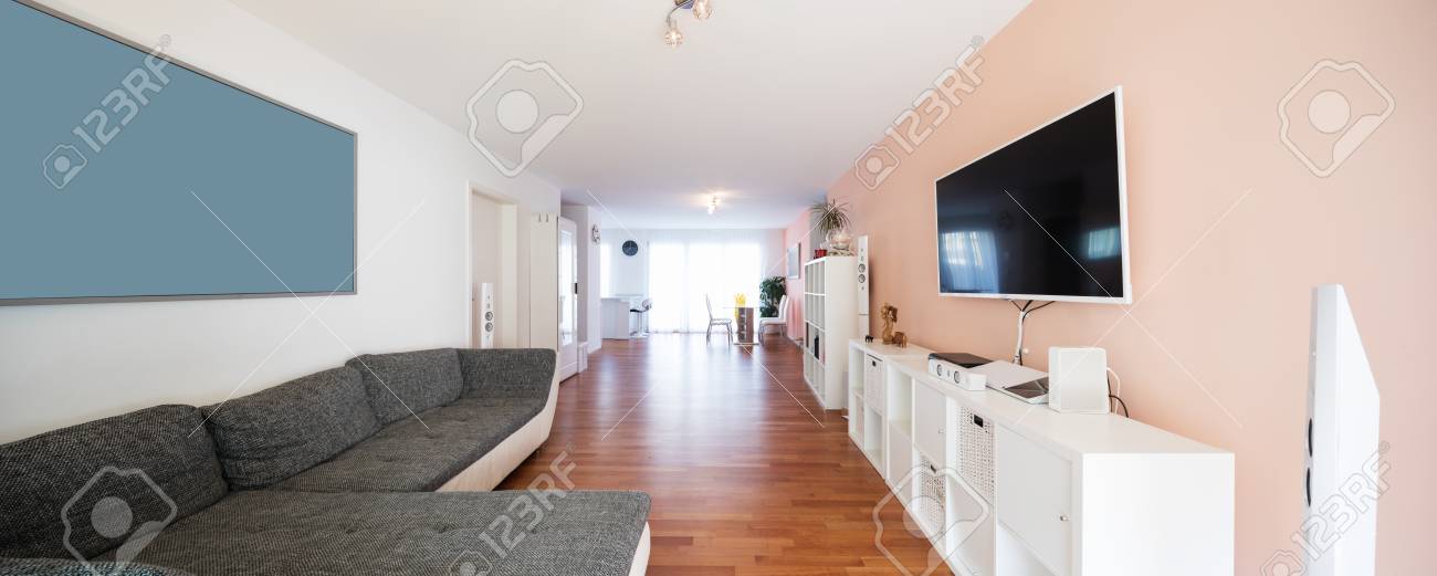 Geraumiges Wohnzimmer Mit Grossem Sofa Sehr Larm Und Einladende Wohnung Lizenzfreie Fotos Bilder Und Stock Fotografie Image 98098497