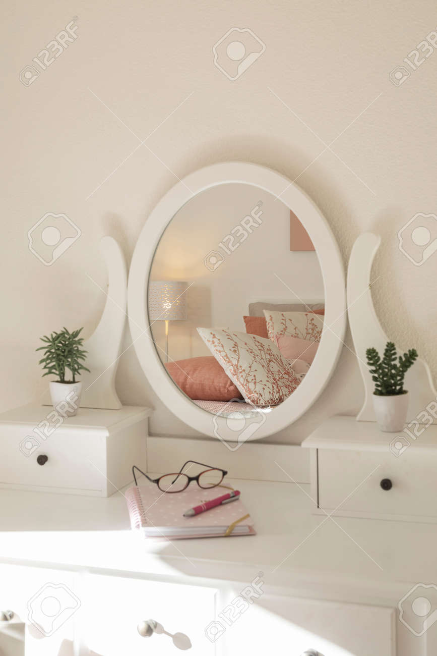 Detail of makeup dressing table with large mirror, diary and organizer. White and clean workstation in the master bedroom. Nobody inside. - 163079141 Detail of makeup dressing table with large mirror, diary and organizer. White and clean workstation in the master bedroom. Nobody inside. - 163079141