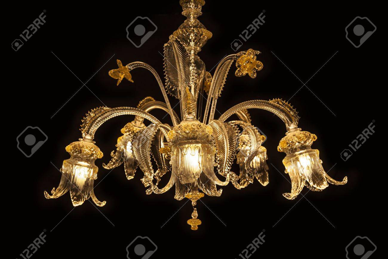 Murano イタリア) から美しいシャンデリアが黒の背景に分離されました