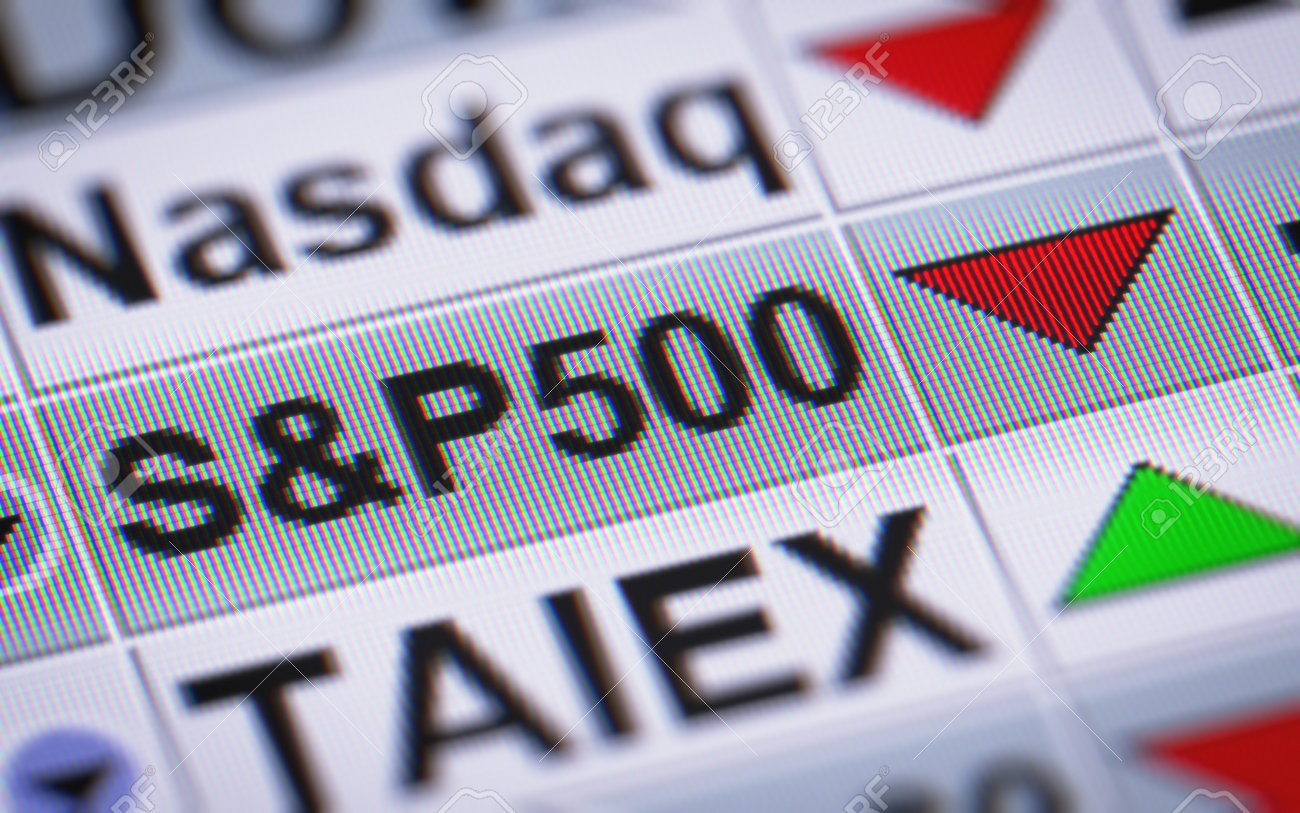 스탠더드 앤드 푸어스 500 지수는 NYSE 나 나스닥에 상장 된 500 대기업의 시가 총액을 바탕으로 한 미국 주식 시장 지수입니다.  하위. 로열티 무료 사진, 그림, 이미지 그리고 스톡포토그래피. Image 71004624