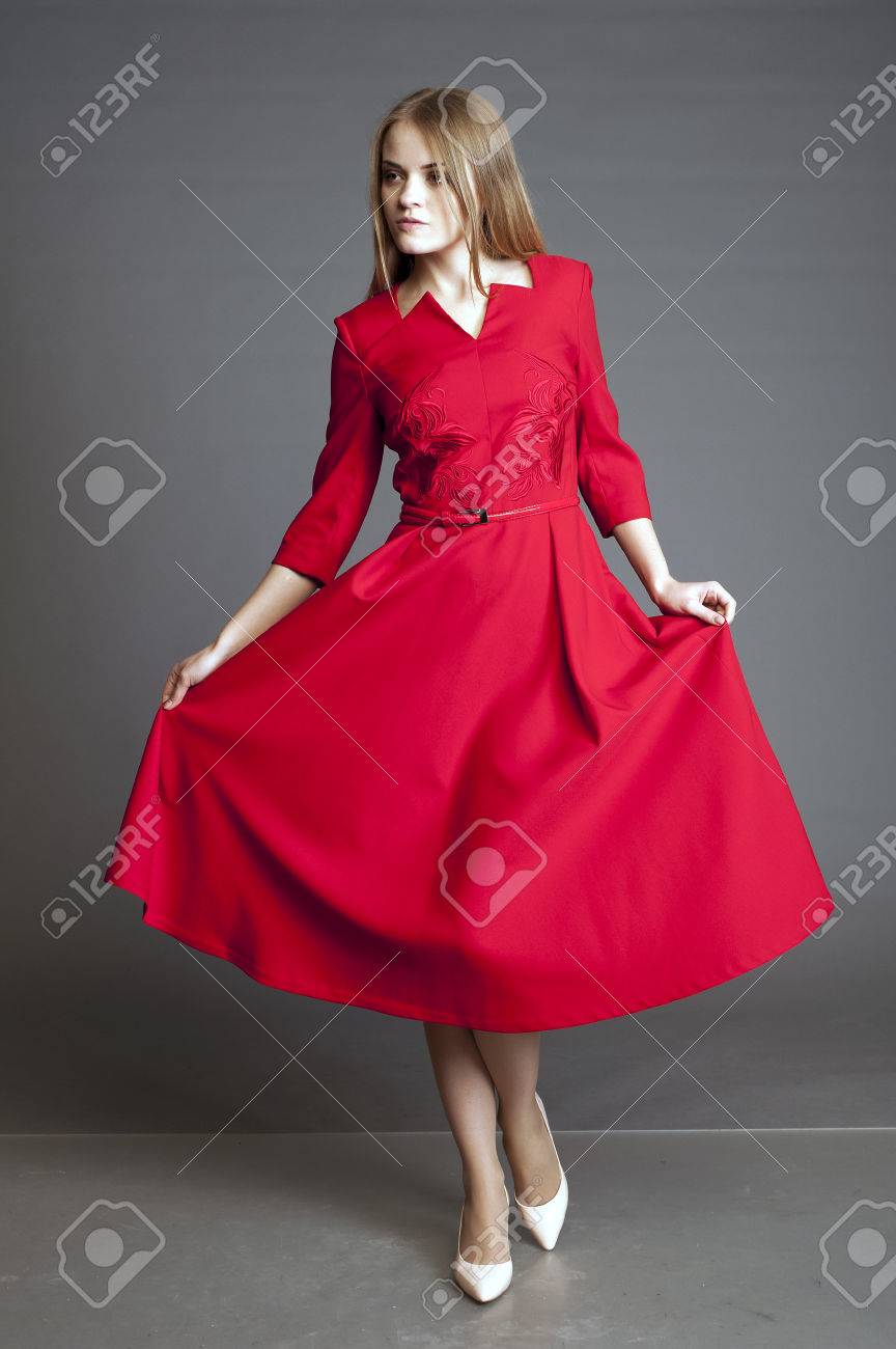金髪 赤のドレス 赤い 赤い服の金髪 赤の少女 赤で女性 レッドでレディー の写真素材 画像素材 Image