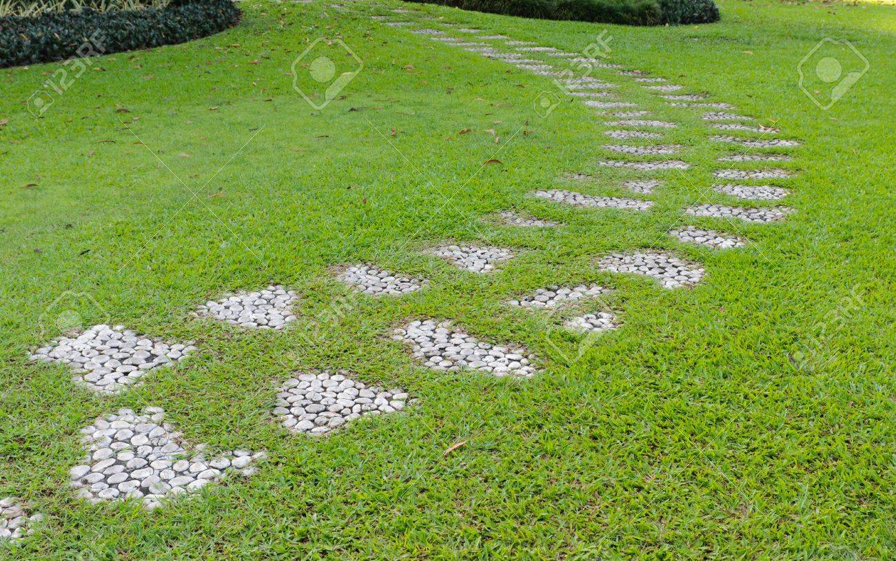 石ブロック庭公園内の道を歩む の写真素材 画像素材 Image 石ブロック庭公園内の道を歩む の写真素材 画像素材 Image